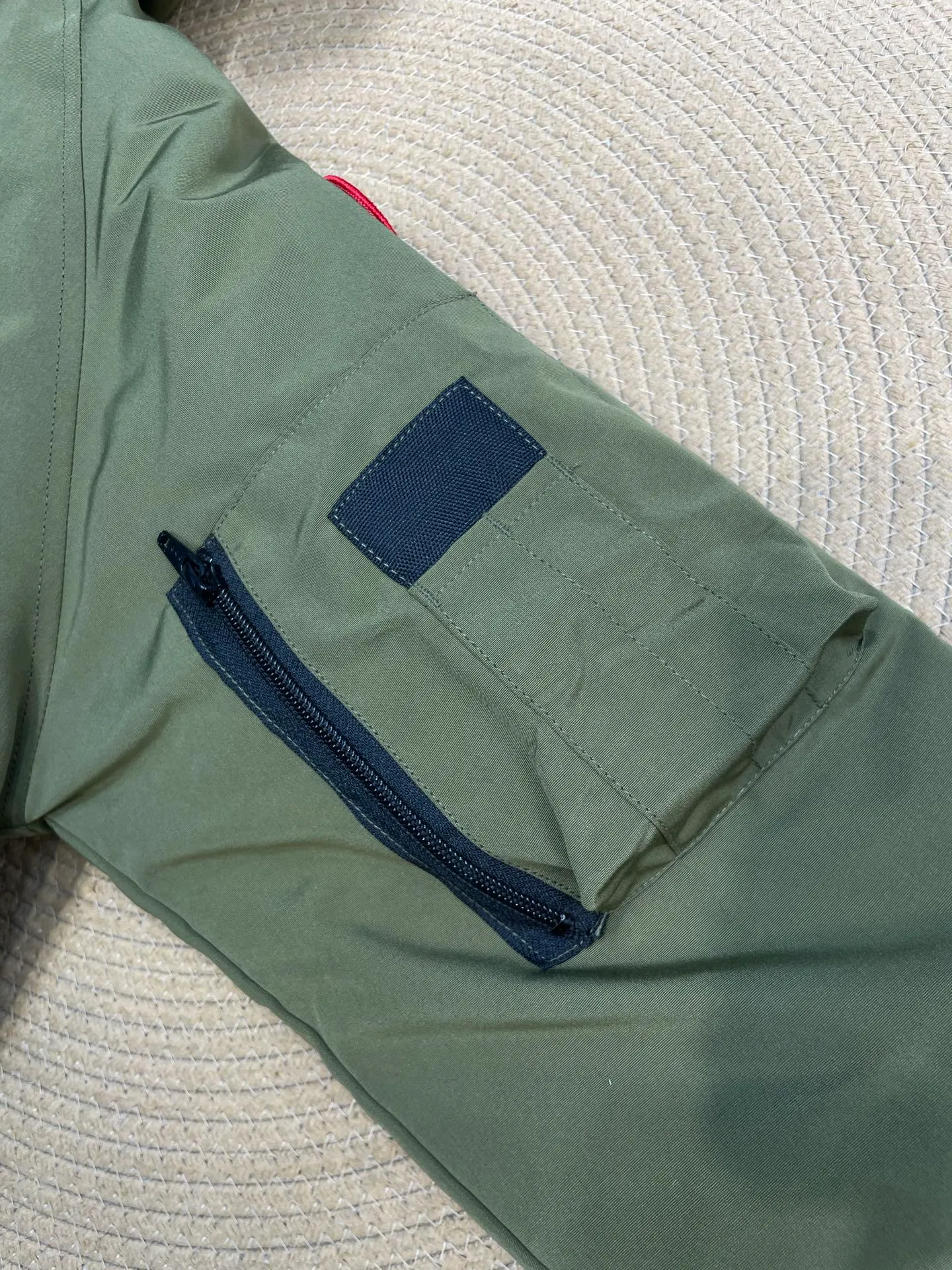 P780 high-end version Canada Goose Canada Goose #Chilliwack 7999M bomber jacket short down jacket/01 model #Men and Women Same Style# ➖ Genuine synchronous anti-counterfeiting chip sensor! ➖ Imported 21S polyester-cotton blended original fabric [last year’s 16S/18S hard fabrics have been completely eliminated, this year all use 21S genuine synchronous fabrics, the soft mid-strap feels delicate and textured], genuine synchronous Feather-Light 10D waterproof coating fabric, made of 84.5 polyester fiber and 15.5 cotton, 100% the best feel in the entire network! ➖ The genuine official website is synchronized with the national standard 80 white duck down, you can check the official website customer service, there will never be a series of misleading claims such as 90 down or goose down! ➖ Using the best nylon lining with double double-layer sealing design, velvet-proof No. 7 needle + grid-filled down ready-made garments, there is 100% no so-called velvet running! ➖ The cuffs are designed with thickened seamless threads, and the collar and pockets are lined with top-quality polar fleece to keep you warm and comfortable! ➖ Yoshida YKK provides original custom-made electroplated sliders. YKK two-way lockable zippers are tight and smooth and will not peel off paint! ➖ 3M composite guarantees that the Velcro is the same as the original, durable, and all accessories and hardware are custom-made! ➖ Imported BEHRINGER embroidery machine to customize the 10,000-needle embroidery logo, 98% of which can be reproduced to restore the original logo. You can check and compare on the official website! ➖ The fur collars are all made of large pieces of Western Canadian blue wolf hide, ensuring that each fur collar is 13-15cm wide!   Size:XS-XXL